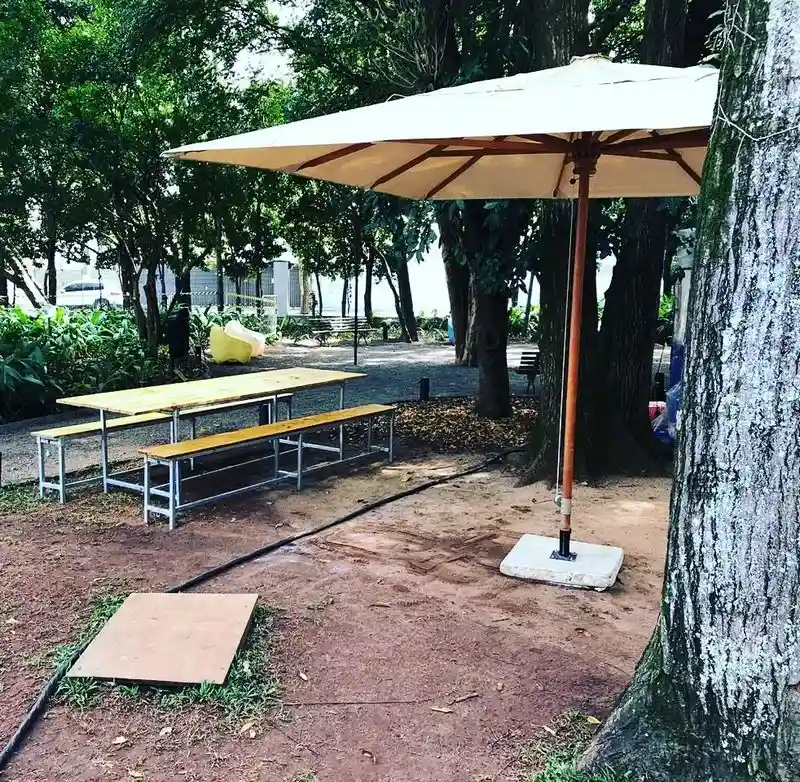 Aluguel de mesa com ombrelone